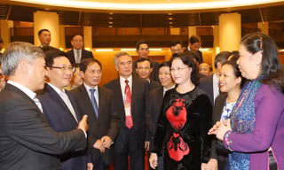 Chủ tịch Quốc hội Nguyễn Thị Kim Ngân với các đại biểu tại buổi gặp mặt. Ảnh: Nhân dân
