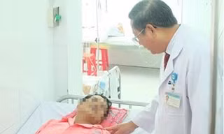 Bác sĩ thăm khám cho bệnh nhân L.