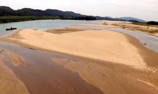 Sông Lam đoạn chảy qua huyện Thanh Chương, Nam Đàn cạn trơ đáy do nắng nóng.