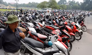 Điểm trông giữ xe trong sân Hoàng Thành Thăng Long. Ảnh: Hồng Vĩnh.