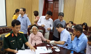 Tiến hành lấy mẫu sinh phẩm của thân nhân liệt sĩ Hang Tám Cô để xét nghiệm ADN