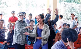 Người dân phản ứng dữ dội trước mức giá đền bù được đơn vị thi công công khai Anh: Thanh Trần.