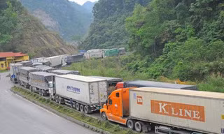 Lợi dụng các xe chở dưa bị ách tắc tại cửa khẩu, nhiều đối tượng đã trèo lên xe để trộm dưa của chủ hàng. Ảnh: Dân Việt
