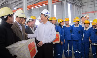 Thủ tướng Nguyễn Tấn Dũng thăm và trao quà Tết cho các công nhân làm việc tại nhà máy alumin Tân Rai. Ảnh: Thục Quyên.