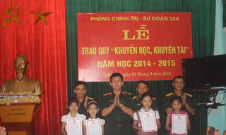 Phòng Chính trị Sư đoàn 324 trao quỹ “khuyến học, khuyến tài” năm học 2014 - 2015.