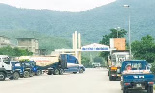 Xe bồn chở tro bay của Công ty Lê Nam thường xuyên vào ra cổng Nhà máy Xi măng Sông Gianh.