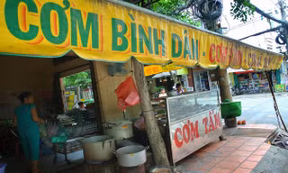 Nhiều ý kiến đề xuất kể cả quán cơm bình dân nếu bán rượu cũng phải có giấy phép. Ảnh: Hồng Vĩnh.