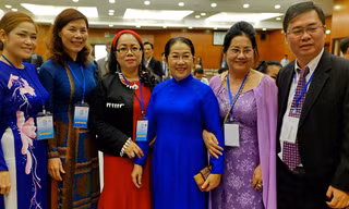 Các đại biểu kiều bào với Phó Bí thư Thành ủy TP Hồ Chí Minh Võ Thị Dung chụp ảnh lưu niệm. Ảnh: TTXVN.