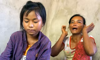 Chị Cao Thị Thân Ngọc kể lại việc thảng thốt, ù cả tai khi nghe tin có người đưa Bé Dân (ngồi trước) vào TPHCM.