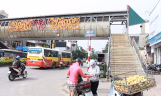 Nhếc nhác cầu vượt bộ hành. 