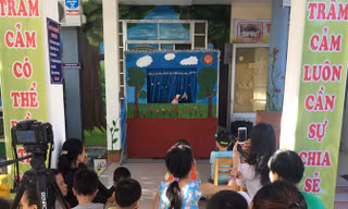 Sân khấu rối truyền tải kiến thức, thông điệp về căn bệnh trầm cảm thu hút đông đảo bệnh nhân và người dân. Ảnh: Thanh Trần.