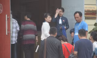 Nhân viên cửa hàng An Phúc Quảng Ninh trực tiếp phát thẻ cho khách Trung Quốc trước khi vào bên trong​. Ảnh: Hoàng Dương.