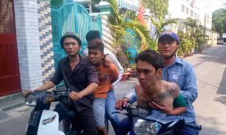 “Hiệp sĩ đường phố” TPHCM trong một lần bắt giữ hai đối tượng cướp giật tài sản ở quận 10, TPHCM.