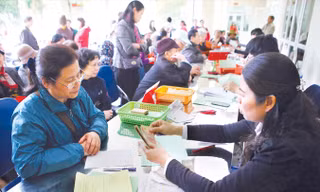 Quốc hội chưa quyết định, nên từ 1/1/2018, nhiều lao động nữ về hưu sẽ bị giảm lương. Ảnh minh họa: Như Ý.