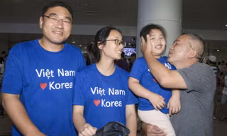 Ông ngoại mừng khôn xiết khi được gặp cháu ngoại cùng con gái và con rể sau nhiều năm xa cách.
