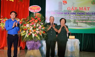 Hội cựu TNXP Hà Tĩnh đón nhận lẵng hoa chúc mừng của T.Ư Đoàn.