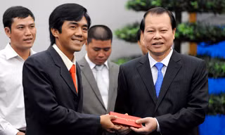 Phó Thủ tướng Vũ Văn Ninh tặng quà lưu niệm cho đại biểu doanh nhân trẻ khởi nghiệp xuất sắc. Ảnh: Xuân Tùng.