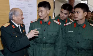 Trung tướng Phạm Hồng Cư - người đã tham gia toàn quốc kháng chiến kể lại thời khắc hào hùng của dân tộc với các chiến sĩ trẻ tại hội thảo.