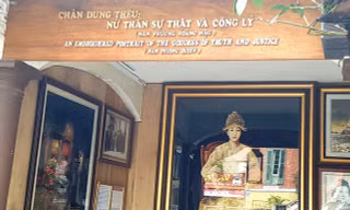 Gỡ bỏ bảng 'phong thần' Nam Phương Hoàng hậu
