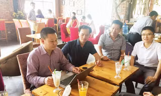 "Bác sĩ" Nguyễn Phương Bắc trong chương trình "Cà phê Khởi nghiệp", hỗ trợ thành lập hội công nghệ thông tin ở Bắc Ninh. Ảnh: Thủy Yên.
