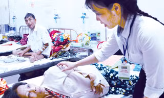 Ân cần thăm hỏi bệnh nhân.