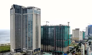 Nhiều dự án Condotel đang mọc lên dọc bãi biển Mỹ Khê, Đà Nẵng). Ảnh: Hồng Vĩnh.