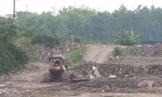 Việc đổ đất thải, phế thải ở chân đê, bãi sông, trong hành lang thoát lũ là vi phạm nghiêm trọng Luật Đê điều và Luật Phòng chống thiên tai.