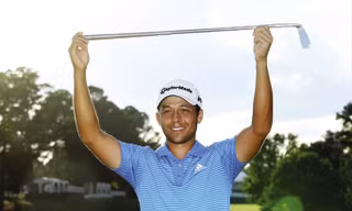 Xander Schauffele lần đầu vô địch Tour Championship. 