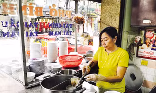 Con dâu Nguyễn Thị Thủy đang quán xuyến tiệm phở Bình.