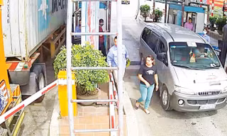 Có nhân viên đứng gác, nhưng mấy ngày qua tài xế xe tải vẫn húc gãy thanh chắn tại trạm Tân Đệ.