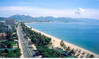 Bãi biển Nha Trang, một trong những vịnh biển đẹp nhất thế giới. Ảnh: Hồng Vĩnh.