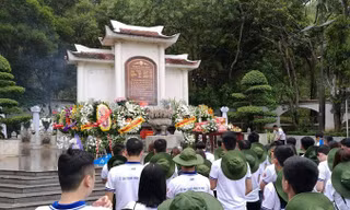 Hàng ngàn người tìm về Ngã ba Ðồng Lộc thắp hương tưởng nhớ 10 nữ TNXP.