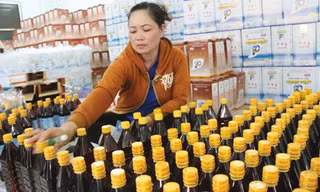 Những người kinh doanh nước mắm hoang mang.