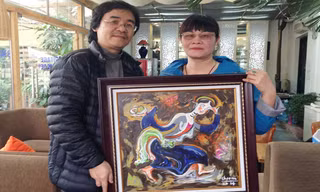 Họa sỹ Lê Tiến Vượng (trái) và người mua tranh giá trị cao nhất.