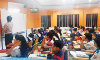 Bên trong một lớp luyện thi vào trường Chuyên Trần Đại Nghĩa ở quận 3, TPHCM. Ảnh: PV.