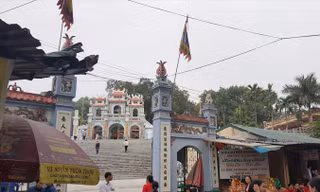 Đền Bà Chúa Kho được trùng tu, mở rộng không gian cổng do dẹp hàng loạt hàng quán. Ảnh: Nguyên Khánh.