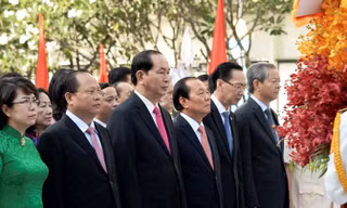 Dâng hương tưởng nhớ Chủ tịch Hồ Chí Minh.