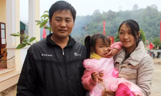 Chị Vàng Thị Lầu cùng con gái lên đồn thăm trung úy Giàng Lau Tơ.