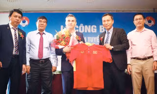 HLV Miguel Rodrigo (thứ 3 từ trái sang) trong buổi ký hợp đồng dẫn dắt đội tuyển Việt Nam.