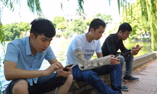 Phạm Mạnh Cường (thứ nhất từ trái sang) tranh thủ bắt xe buýt từ Ngã tư Vọng lên Hồ Gươm bắt Pokémon cùng với nhiều bạn trẻ khác trong chiều 8/8. Ảnh: Xuân Tùng.