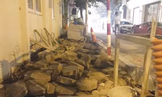 Gạch block cũ được lật lên để chuyển đi tại phố Ngô Văn Sở (quận Hoàn Kiếm). 