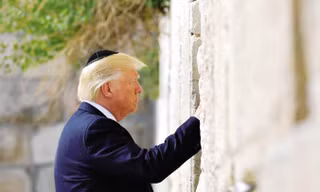 Tổng thống Donald Trump bên Bức Tường. Ảnh: NBC News.
