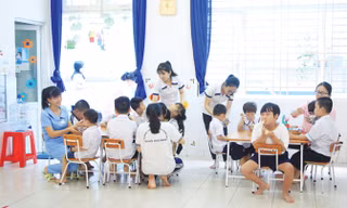 Giáo viên đặc biệt cho trẻ ăn trưa​. Ảnh: Ngô Tùng.