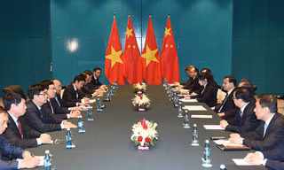 Thủ tướng Nguyễn Xuân Phúc gặp Thủ tướng Trung Quốc Lý Khắc Cường.