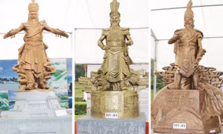 Người dân được khuyến khích bỏ phiếu chọn mẫu tượng đài Hùng Vương. Hiện ba mẫu phác thảo xuất sắc nhất có mặt ở Khu di tích lịch sử đền Hùng. Ảnh: Văn Trọng.