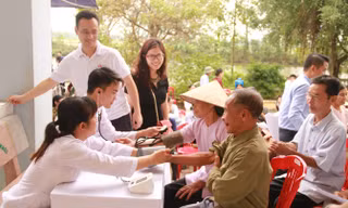 Đoàn SCIC khám bệnh, cấp phát thuốc miễn phí cho đối tượng chính sách, người có hoàn cảnh khó khăn tại xã Liêm Tiết (Hà Nam).