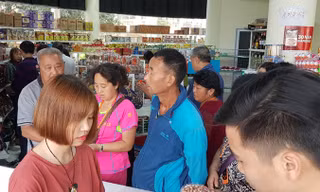 Khách Trung Quốc luôn chi mạnh hầu bao cho những món hàng họ thích. Ảnh: Hoàng Dương.