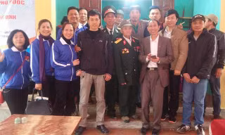 Cựu binh Phương Văn Phín (giữa, hàng đầu) trong lễ khánh thành nhà mới.