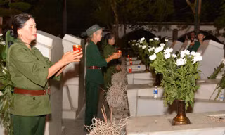 Cứ đến ngày giỗ hằng năm, những đồng đội của 10 nữ liệt sỹ lại đến khu mộ thắp nhang và hát cho các chị nghe. Ảnh: M.T.