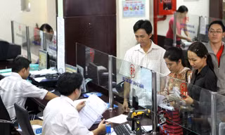 Cán bộ phòng Thuế Thành phố Hồ Chí Minh đang làm thủ tục nộp thuế của dân. Ảnh: Hồng Vĩnh.